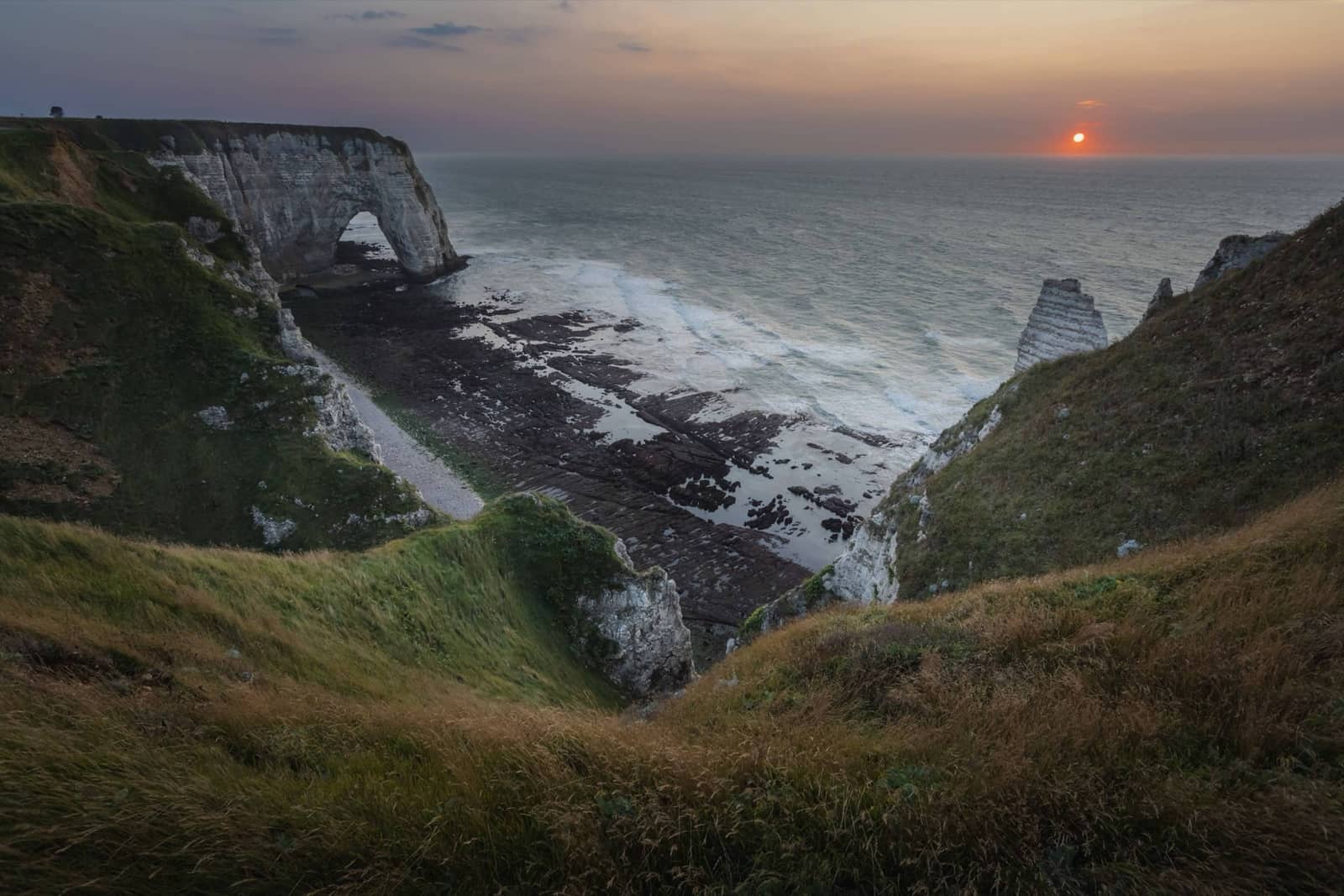 Falaises d’Étretat au soleil couchant, sur la côte d’Albâtre
