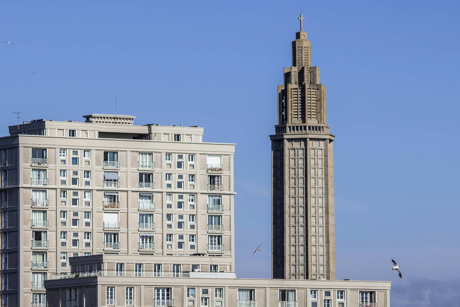 Immeuble Perret et tour-lanterne de l’église Saint-Joseph, au Havre